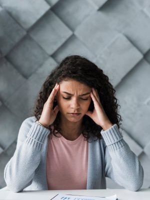 ένα άτομο που νιώθει έντονη θλίψη, πένθος και κατάθλιψη