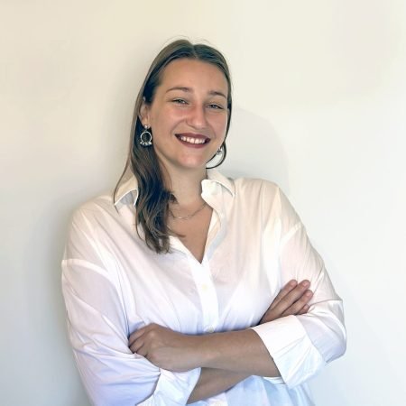 Η Ελένη Διακάτου, συνεργάτης ψυχολόγος στη MyndfulTalk, ειδικεύεται στην ψυχοθεραπεία ενηλίκων και τη χρήση της ενσυνειδητότητας για τη βελτίωση της ψυχικής υγείας