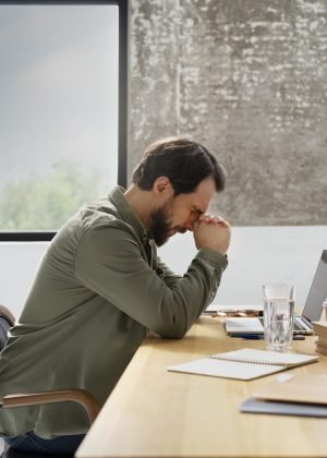 ένα άτομο με κρίση πανικού και έντονο άγχος