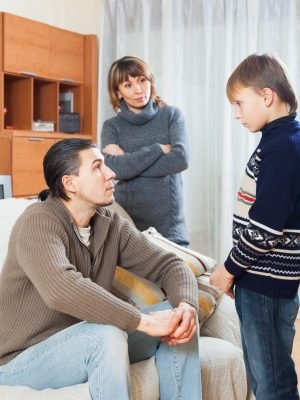 ένας έφηβος που μιλάει με τους γονείς του